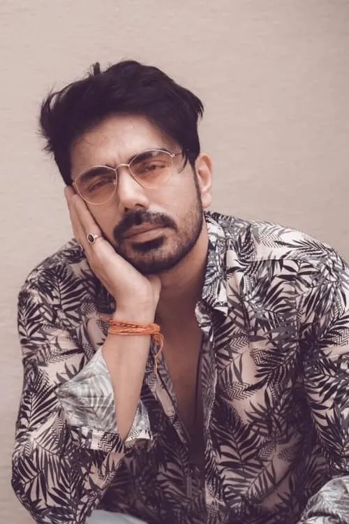 Vikram Sharma interpretando a 