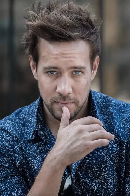 Viktor Klem interpretando a Géza