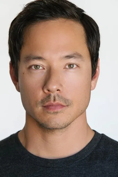 Vince Foster interpretando a Officer Jones