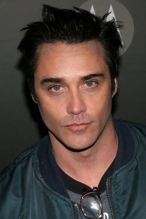 Vincent Young interpretando a 