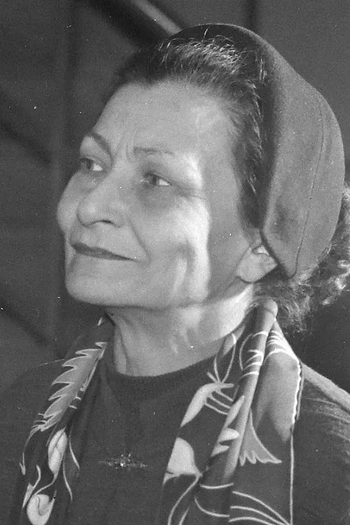 Viola Orbán interpretando a Piros anyja