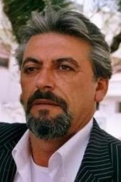 Vito Cassano interpretando a Saddam