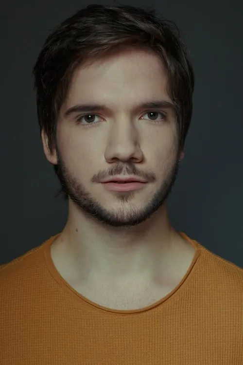 Vitor Julian interpretando a Ezequiel