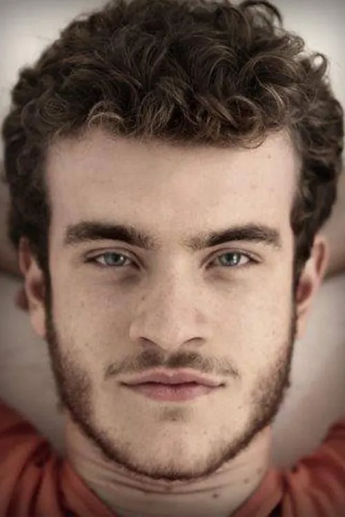 Vitor Thiré interpretando a Lucas