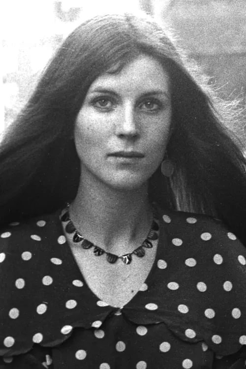 Vivienne Chandler interpretando a John's Girlfriend