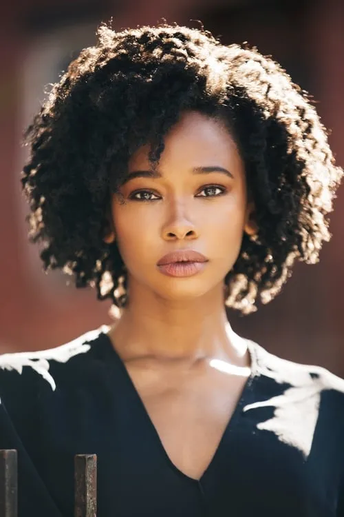 Wakeema Hollis interpretando a Denise Holness