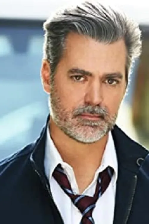 Walker Haynes interpretando a Judge Weaver