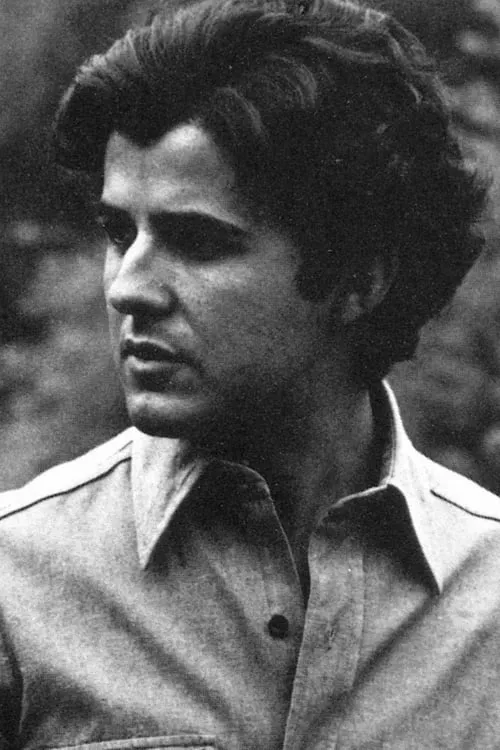 Walter Margara interpretando a