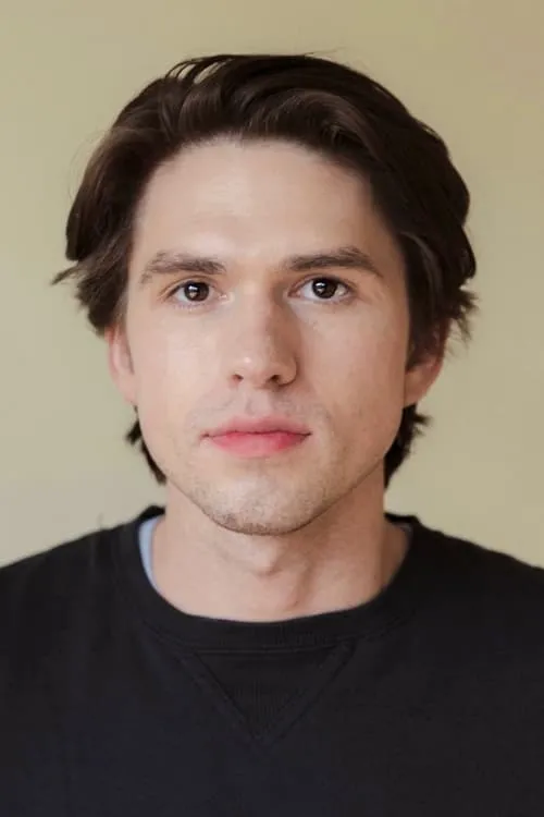 Warden Wayne interpretando a Adam