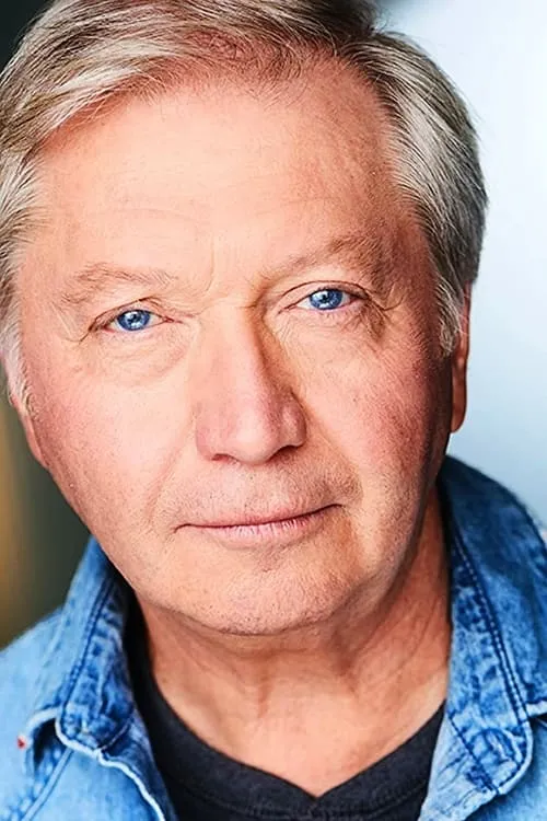 Warren Sweeney interpretando a Principal Turner