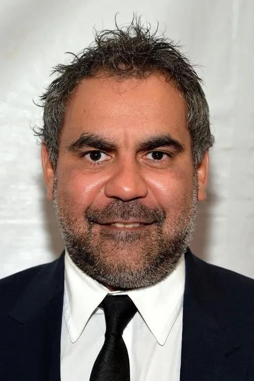 Wayne Blair interpretando a James