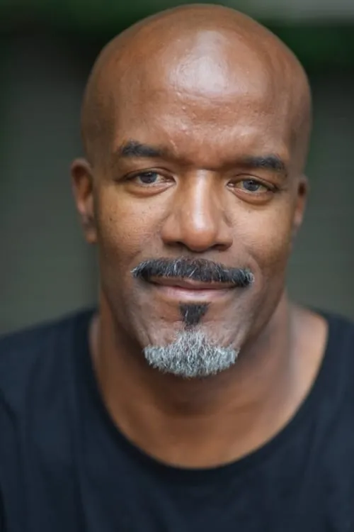 Wayne McDaniel interpretando a Museum Person