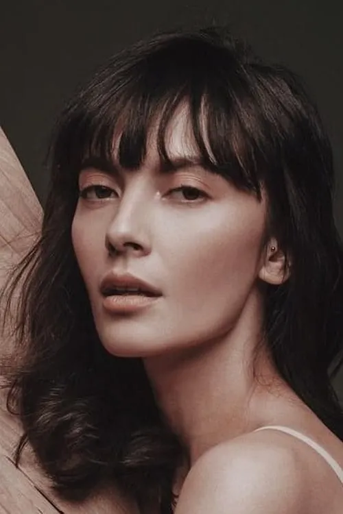 Widika Sidmore interpretando a Jamila Adhisti