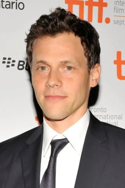 Will Gluck interpretando a Self