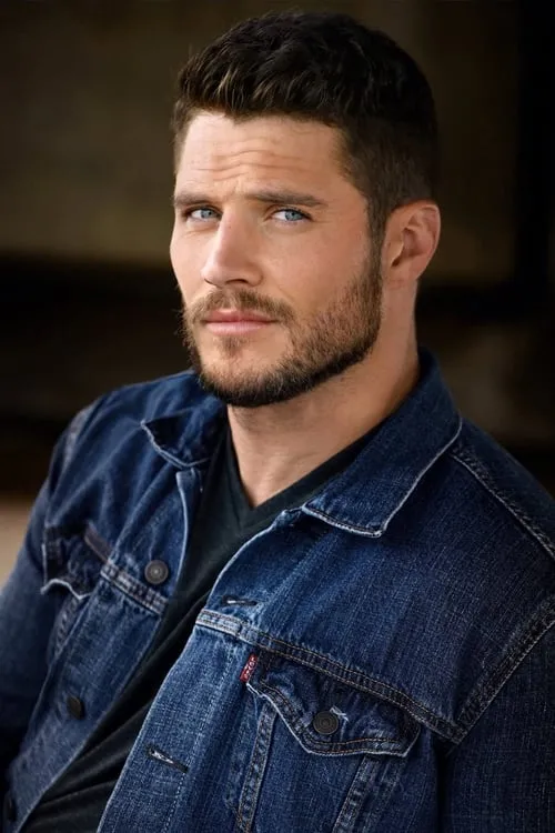 Will Poston interpretando a Warden Caster