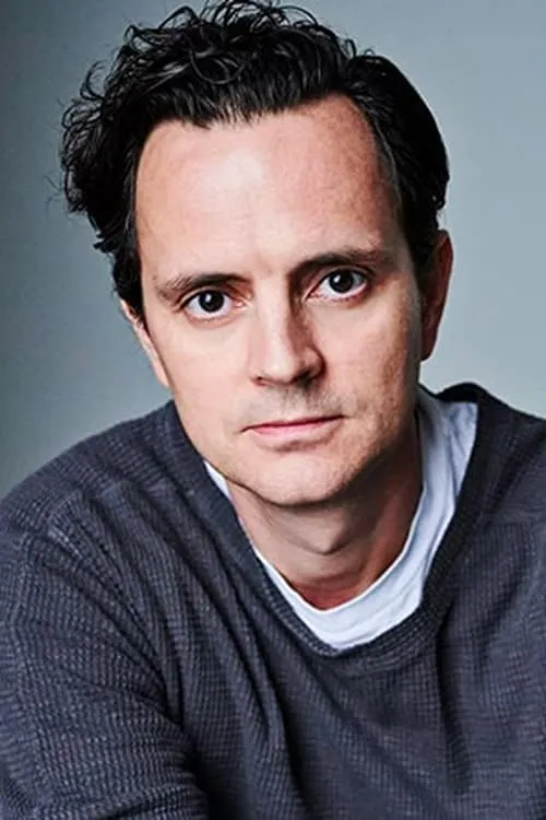 William Ellis interpretando a Policeman