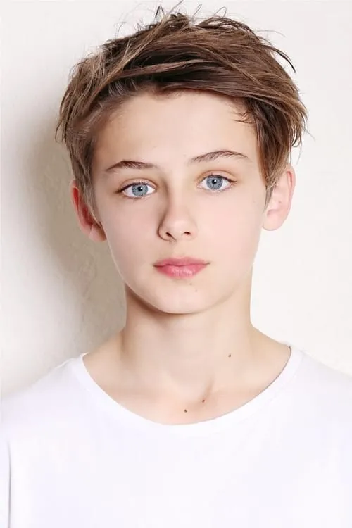 William Franklyn-Miller interpretando a Carl