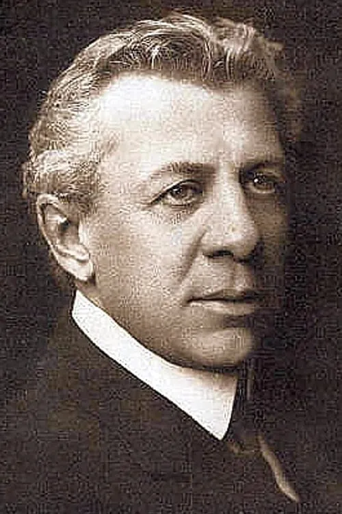 William H. Thompson interpretando a Andrew Cameron