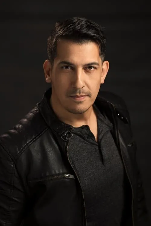 Woody Almazan interpretando a Kaiser