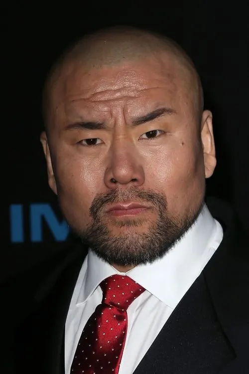 Woon Young Park interpretando a Bodyguard