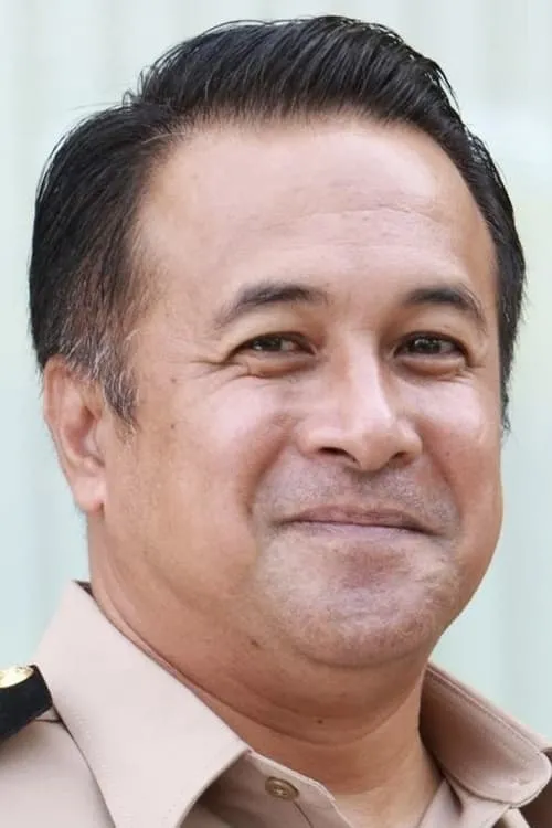 Worachet Nimsuwan interpretando a