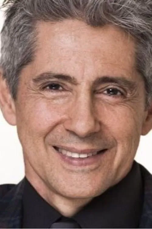 Xavier Coronel interpretando a Trini