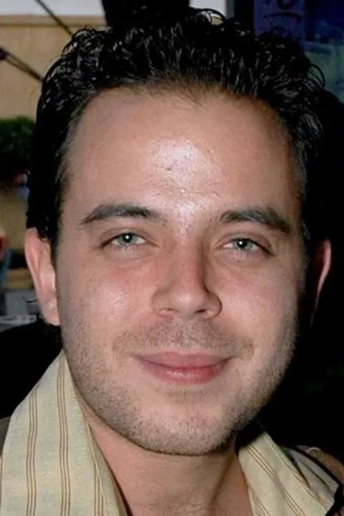 Xavier Massimi interpretando a Miguel