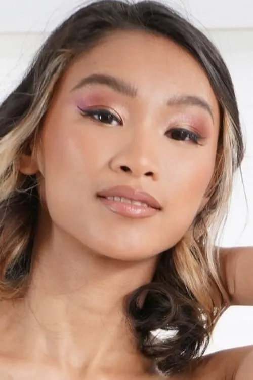 Xoey Li interpretando a