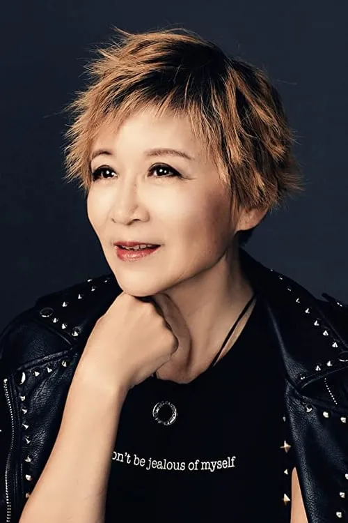 Yan Cui interpretando a Mrs. Lau