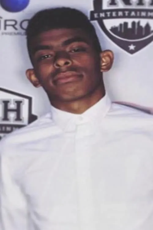 Yanis Chekki interpretando a