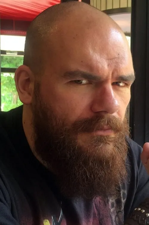 Yannis Rubus Rubulias interpretando a 1st bodyguard