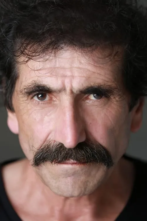 Yaşar Karakulak interpretando a Otelci Arif