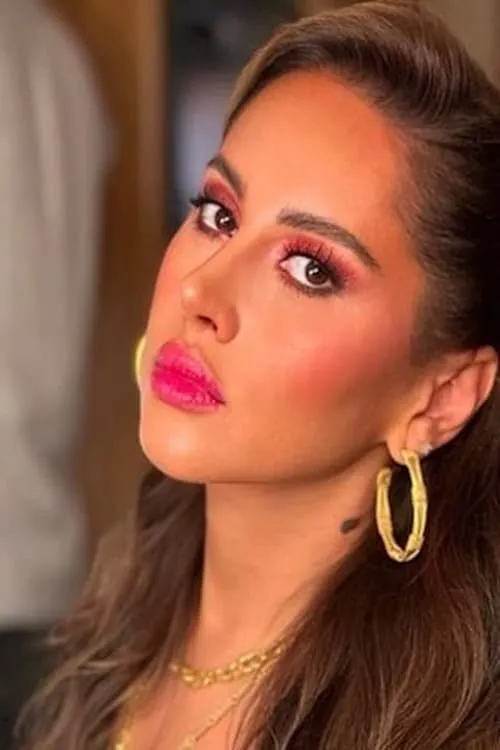 Yasmine Raeis interpretando a Farida