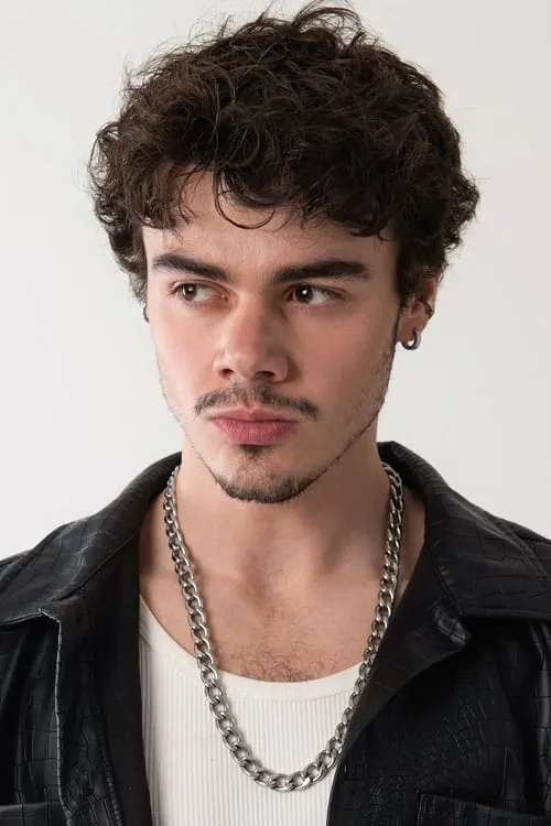 Yigit Akkaya — personaje: Levent