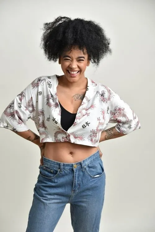 Yinka Bokinni interpretando a 