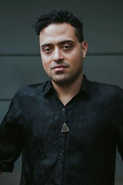 Yony Leyser interpretando a Ezra