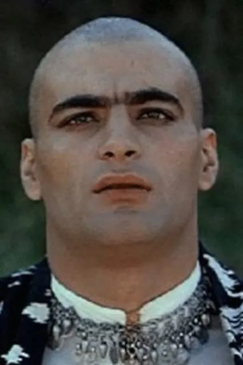 Yuri Mgoyan interpretando a (archival footage)