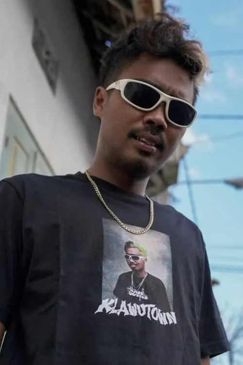 Yusac Dika Klawu interpretando a Klawu