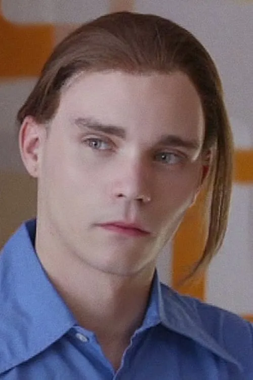 Zac Renfree interpretando a Larry