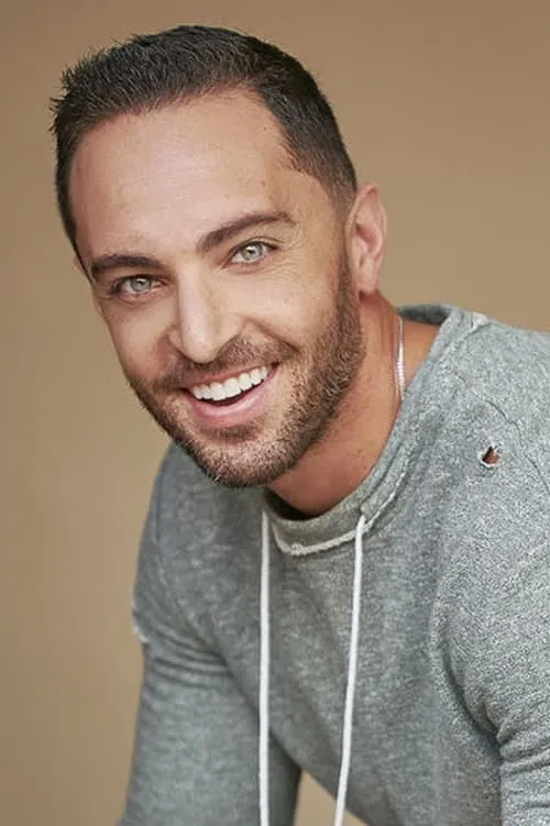 Zach Avery interpretando a Sam Pivnic