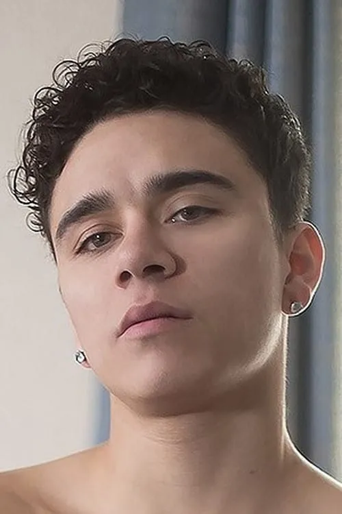 Zach Letoa interpretando a