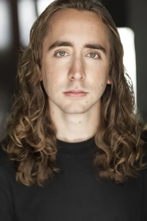 Zachary Gibson interpretando a Doug