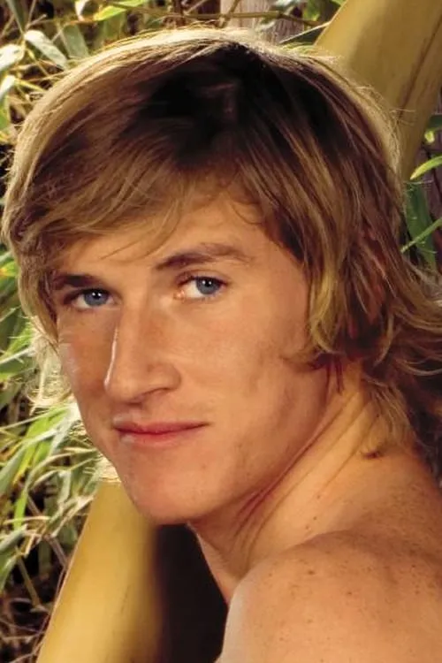 Zachary Ryan interpretando a 