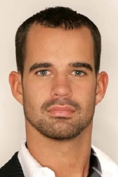 Zackary Pierce interpretando a Dale