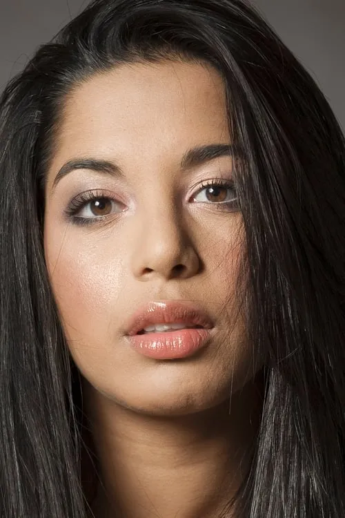 Zakeeya Patel interpretando a Aisha Kaif