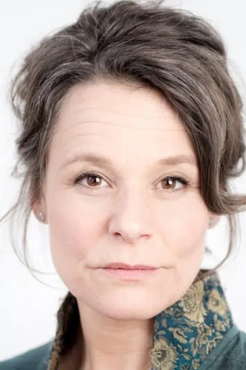 Zara Ramm interpretando a Fiona Fox