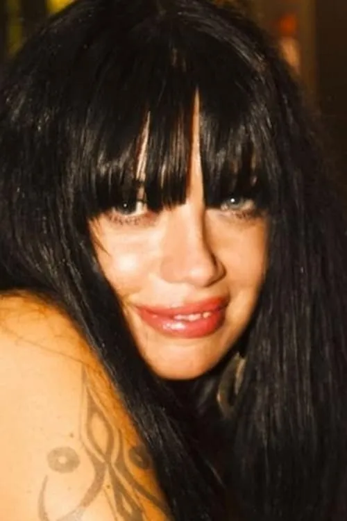 Zoe Azuli interpretando a