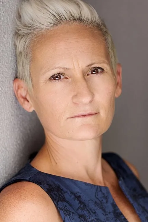 Zoe Houghton — personaje: Joan Milat