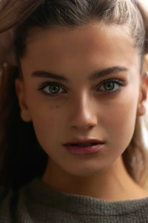 Zoë Pastelle Holthuizen interpretando a Amalindis