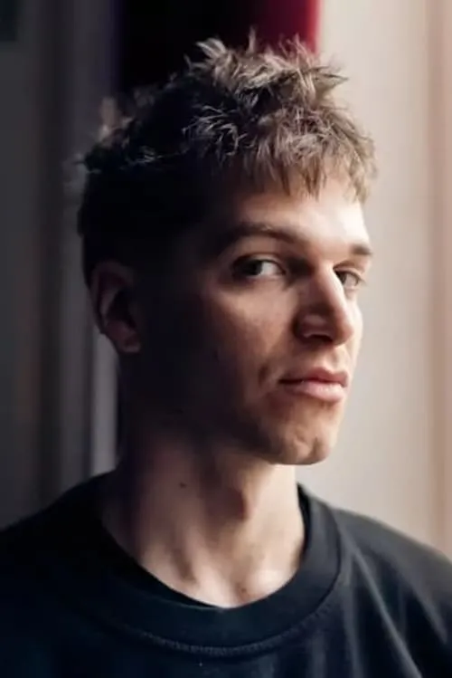 Zsombor Kövesi interpretando a 